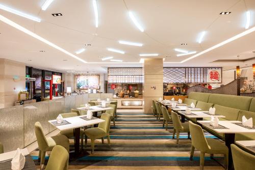 429785399 Holiday Inn Qingdao City Center by IHG - May 4th Square