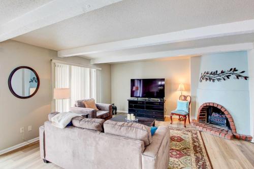 Pleasant Condo - 14 Mi to Dtwn Kansas City, Overland Park