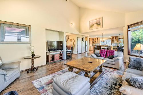 Stunning Sequim Hideaway with Hot Tub and Views, Sequim (fotografie 6)