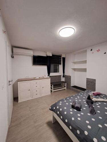 Freedom house in พิราน