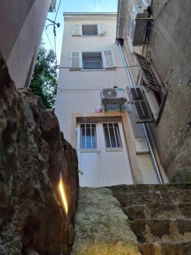 Freedom house in พิราน