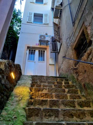 Freedom house in พิราน