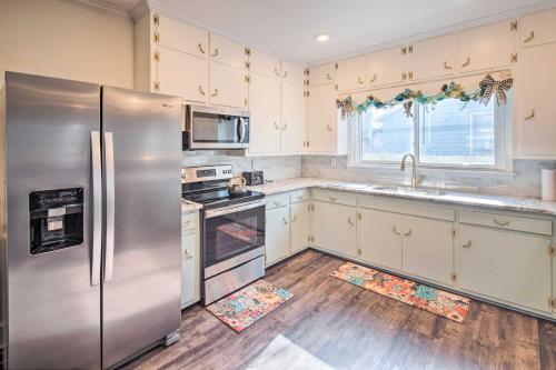 Greenville Escape with Deck and Fire Pit! in Greenville, USA