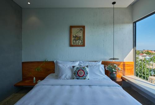 King Room with Balcony image 5