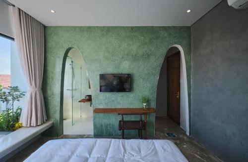 King Room with Balcony image 3