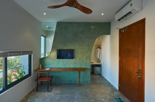 Deluxe King Room image 2