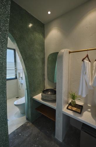 Deluxe King Room image 1