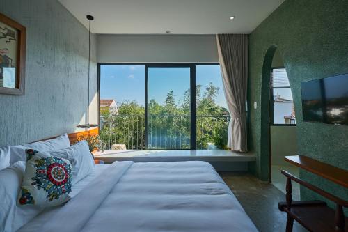 King Room with Balcony image 1