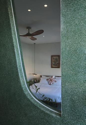 Deluxe King Room image 3