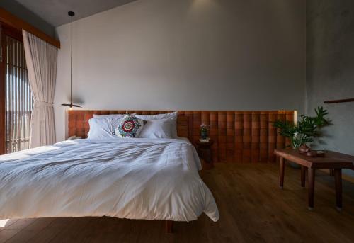 Double Room with Balcony image 6