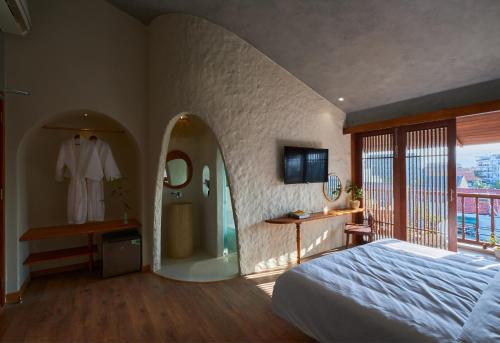 Double Room with Balcony image 7
