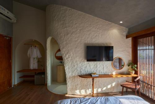 Double Room with Balcony image 9