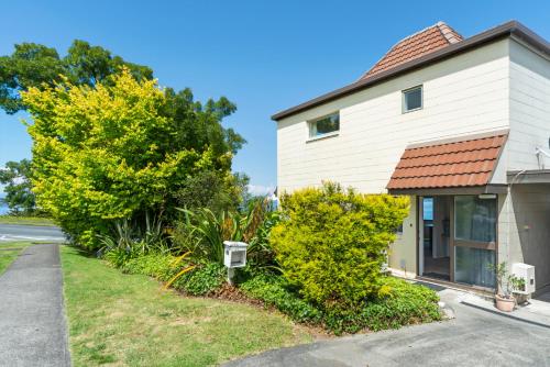 Exterior view, Lakeside Terrace - Taupo Holiday Home in Taupo
