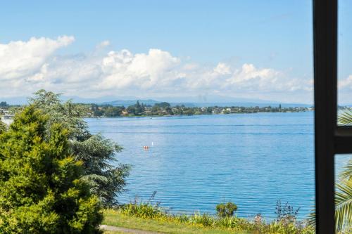 Lakeside Terrace - Taupo Holiday Home - image 2