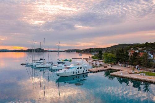 Glamping resort Fešta Kornati (Glamping resort Festa Kornati) in Žut