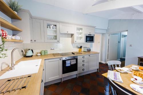 May Tree Cottage Manorbier 5 mins from the beach Sleeps 4