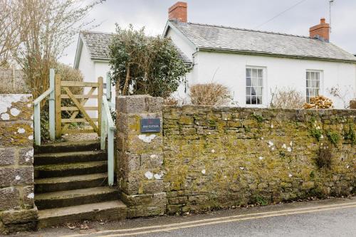 May Tree Cottage Manorbier 5 mins from the beach Sleeps 4