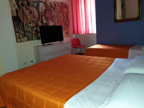 1 queen bed, 1 twin bed