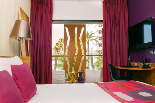 Deluxe Double Room with Garden View image 1