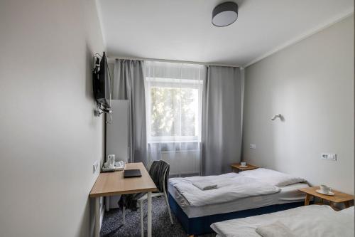 1 queen bed, 1 sofa bed