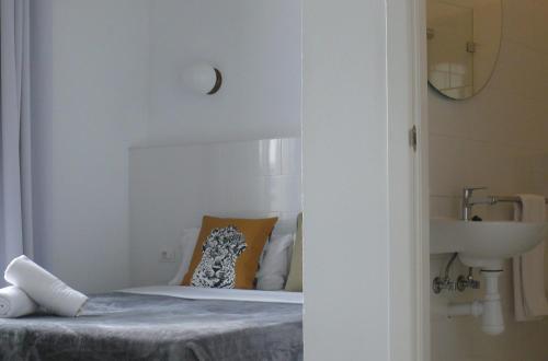 Double Room with Balcony image 10