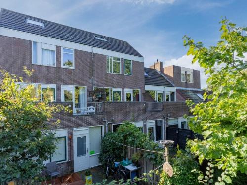  Cosy apartment in Alkmaar with balcony, Pension in Alkmaar