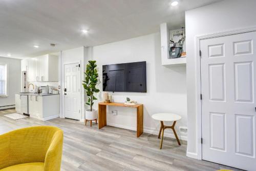 LUXE Launch Pad Apt in Walkable Location! in Jersey City, USA