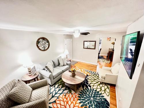 Comfy 2nd Floor Apartment in Quiet Neighborhood 13 Min to Dwntwn - Cincinnati