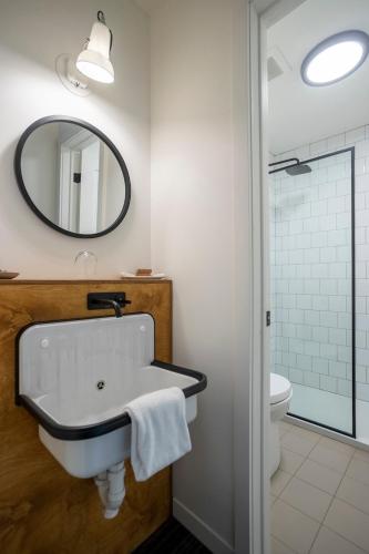 Standard Twin Room image 4