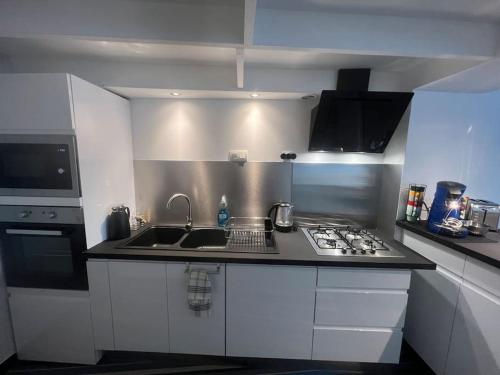 virtuve, La P'tite Maison et votre terrasse privé ! (La P'tite Maison et votre terrasse prive !) in Joinville