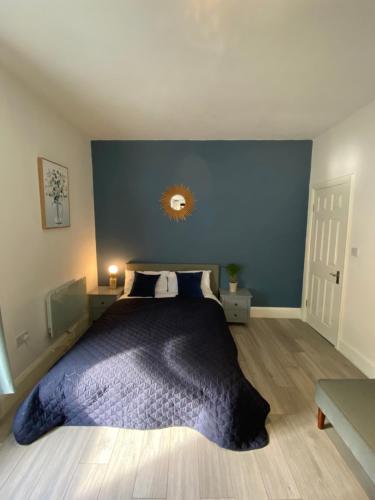 London Road Flats - Free WIFI, washing machine, smart TV, easy access to A50 London Road Flats - Free WIFI, washing machine, smart TV, easy access to A50