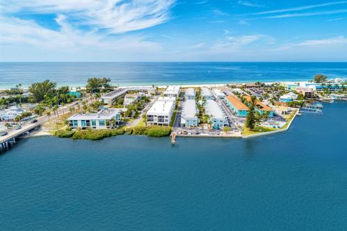 Absolute Anna Maria-Private Beach Access-Heated Pool-Water Views From Every Room - 숙소 외관