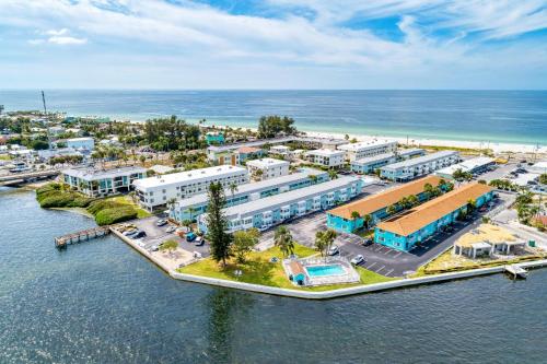 Absolute Anna Maria-Private Beach Access-Heated Pool-Water Views From Every Room - 숙소 외관
