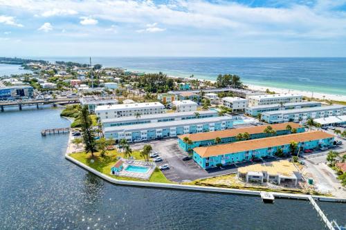 Absolute Anna Maria-Private Beach Access-Heated Pool-Water Views From Every Room - 숙소 외관