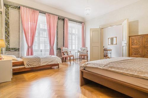 Bright & Spacious at Mala Strana, Charles Bridge 3 min of walk