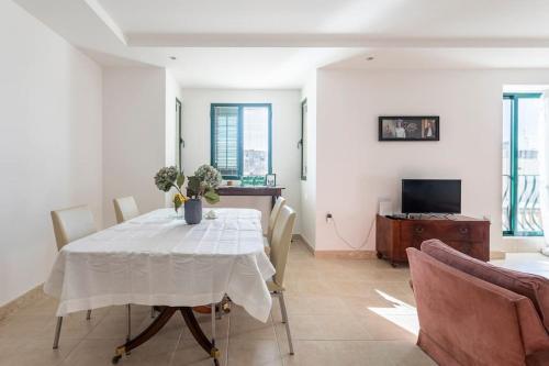 City Penthouse with roof terrace and sea views, La Valette (photo 7)