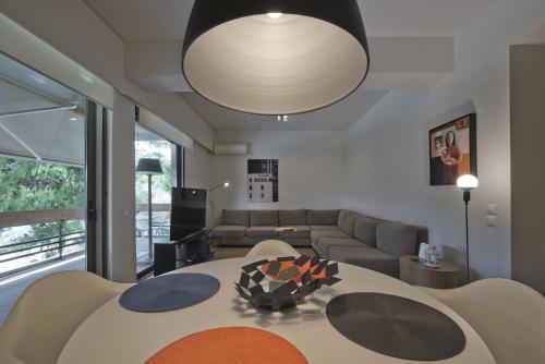 Sea Breeze Spacious Apt near Vouliagmeni Beach, Atene (foto 3)