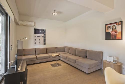 Sea Breeze Spacious Apt near Vouliagmeni Beach, Atene (foto 4)