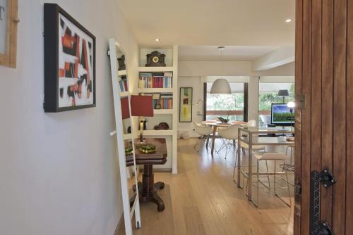 Sea Breeze Spacious Apt near Vouliagmeni Beach, Atene (foto 5)