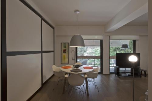 Sea Breeze Spacious Apt near Vouliagmeni Beach, Atene (foto 6)