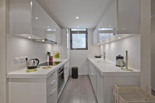 Sea Breeze Spacious Apt near Vouliagmeni Beach, Atene (foto 7)