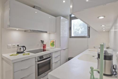 Sea Breeze Spacious Apt near Vouliagmeni Beach, Atene (foto 8)
