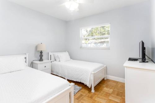 Main Attraction is a Renovated 3 BR Pet Friendly Home with Fenced Yard just Minutes Away From Busch Gardens & USF in Tampa, USA