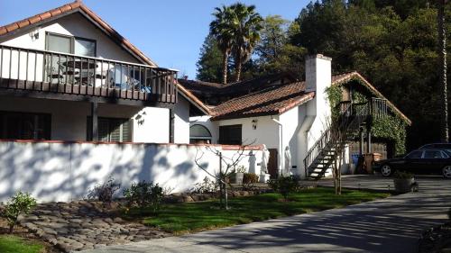 Spanish Villa Inn - 출입구