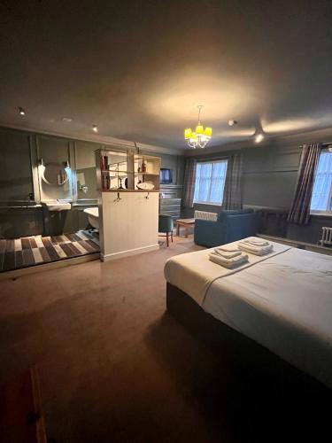 The Ostrich Inn London Heathrow - image 11