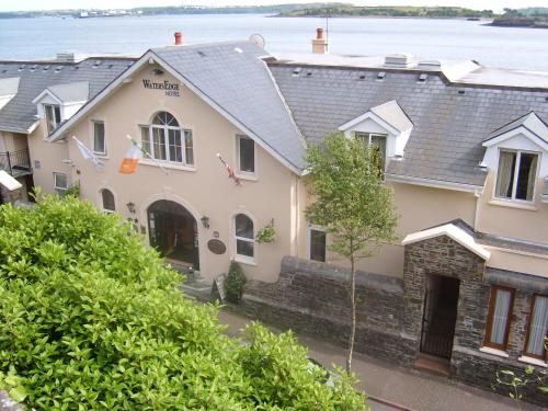 WatersEdge Hotel - image 3
