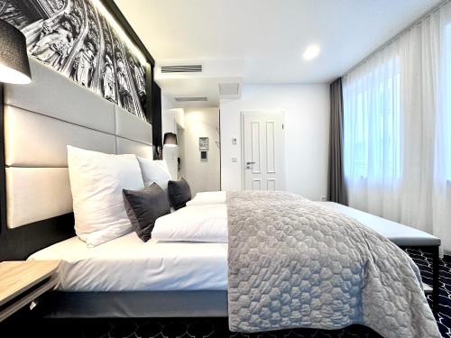 Large Double Room with River View image 10