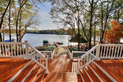 Lake Oconee Stunning views, deep water oversized dock, fully renovated, Eatonton