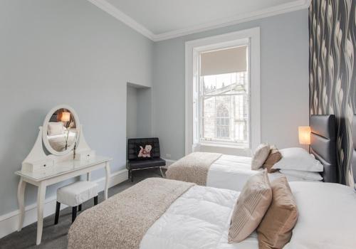 Parliament Apartment - image 10