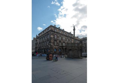 Parliament Apartment - image 8